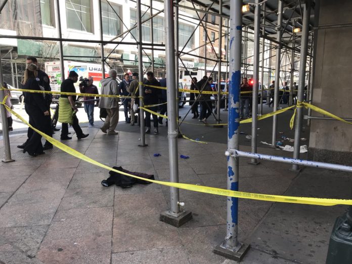 1 stabbed on street in Midtown Manhattan; FedEx driver in custody