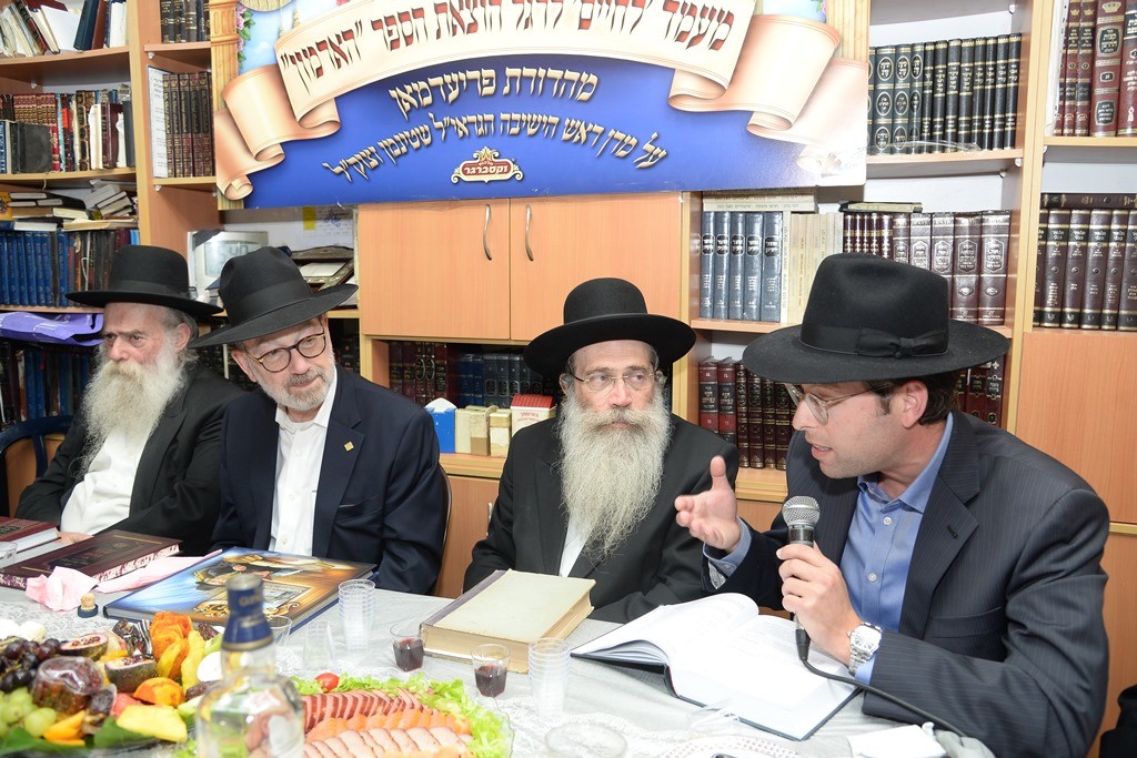 3. הר''ר יענקי קליין חתנו ויד ימינו של הנגיד הר''ר הערשי פרעידמאן נושא דברי ברכה.jpeg