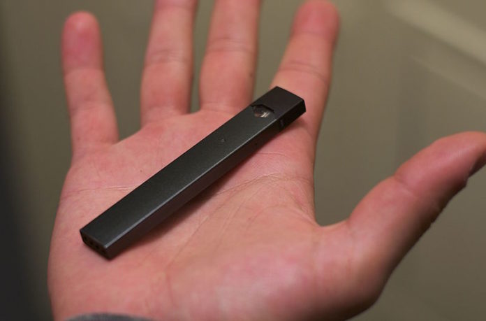 Juul_in_hand