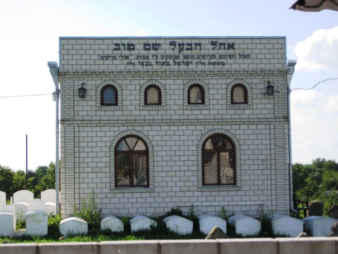 1200px-Ohel_Baal_Shem_Tov-1