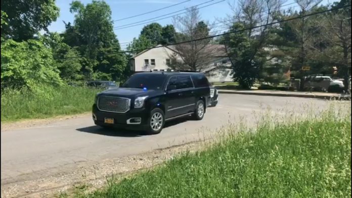 WATCH: Escort Of Hagaon HaRav Moshe Shternbuch Arriving In Kiryas Joel On Visit From Eretz Yisroel