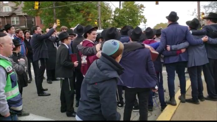 MOVING FOOTAGE: Chabad Bochrim Gather And Sing “Holocaust” Ani Maamin Outside Pittsburgh Massacre Scene