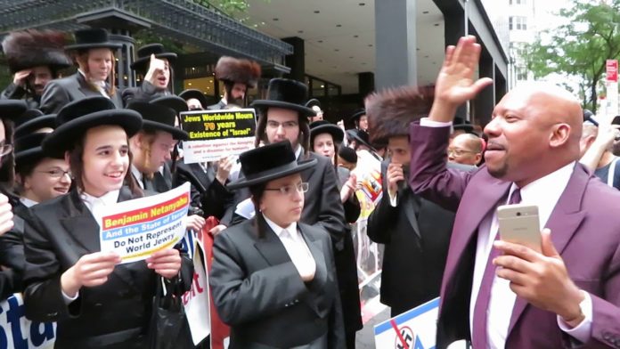 VIDEOS: NYC Man Tells Neturei Karta “America Needs Jews Just Like You!”