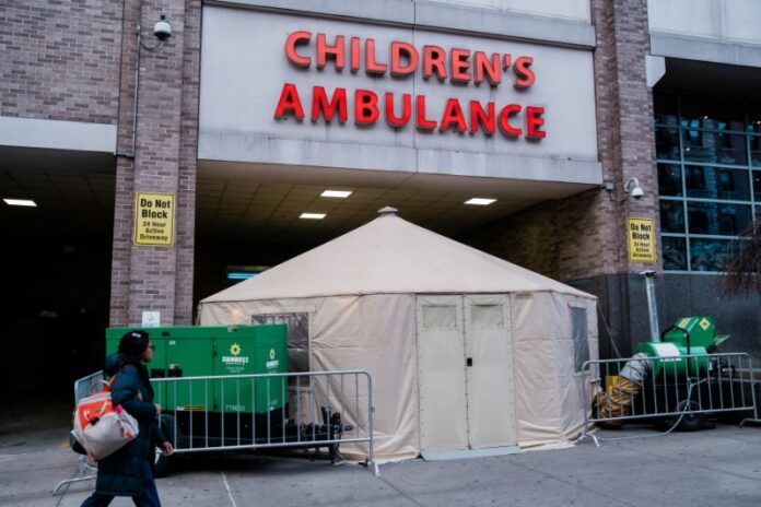 A tent outside the Children’s Ambulance dock at NewYork-Presbyterian Morgan Stanley Children's Hospital, in New York on March 19, 2020. (Gabriela Bhaskar/The New York Times)