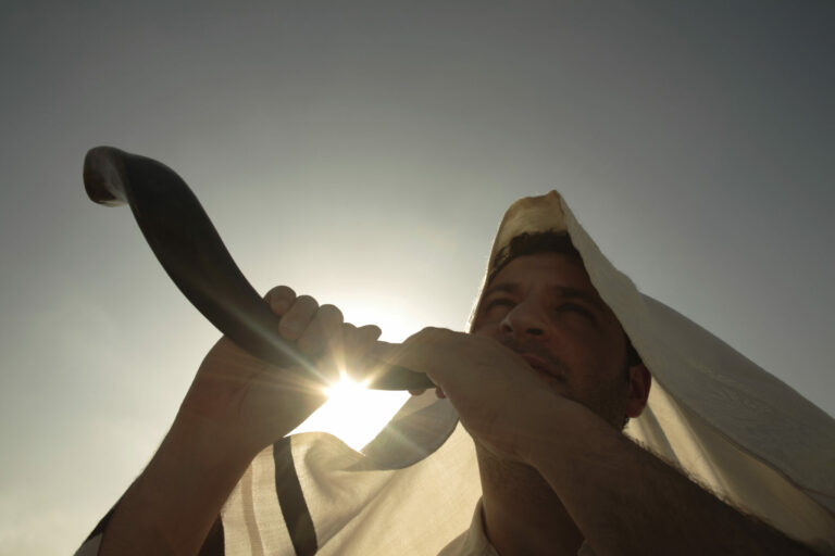 30 Blasts versus 100 Blasts The Great Shofar Blowing Controversy of