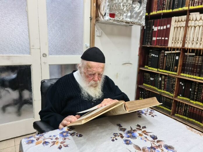 שר-התורה-שקוע-בלימודו-הבוקר