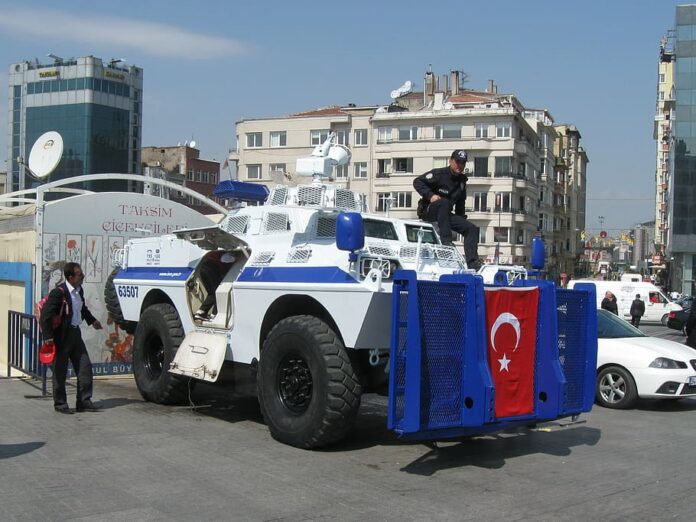 turkey-istanbul-tank-police