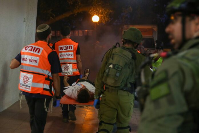 United Hatzalah volunteers working together with IDF soldiers to treat the simulated wounded_censored