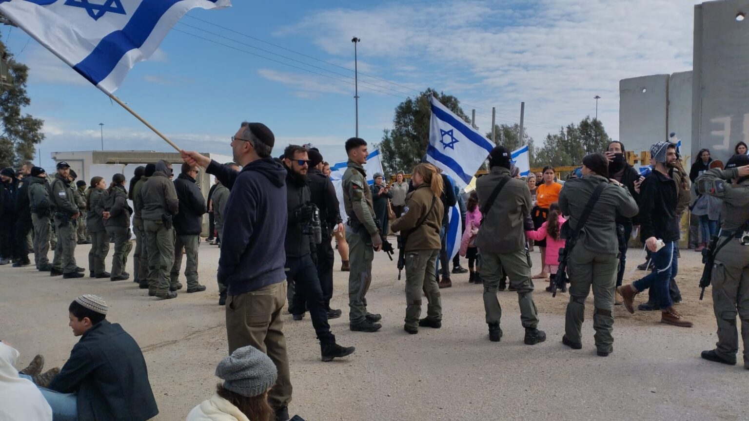For 5th Day: Israeli Protesters Block Humanitarian Aid From Entering