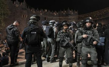 Illustrrative. Israeli border police officers stand guard next to Damascus Gate, outside the Old City of Jerusalem, during the Muslim month of Ramadan. (AP Photo/Mahmoud Illean)