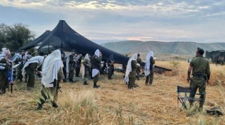 Illustrative. Religious soldiers daven in the field. (IDf spokesperson)