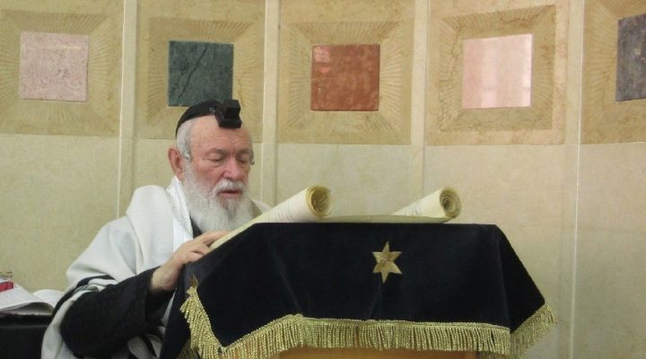 HaGaon HaRav Zilberstein at Kriyas HaMegillah. (Photo; Kol B'Ramah)