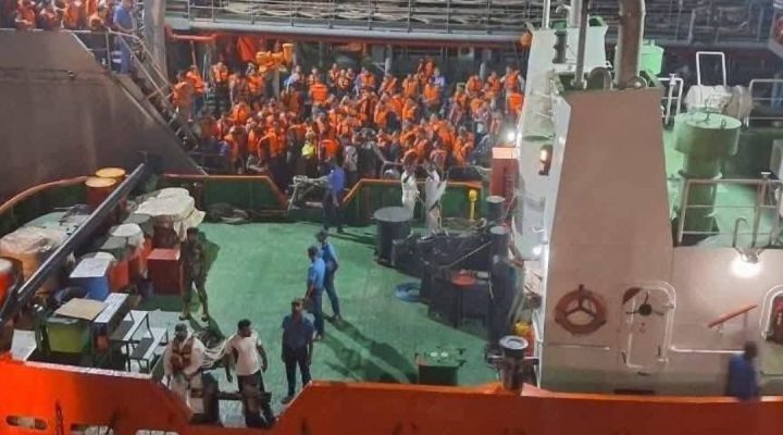 The crew of the Iranian naval vessel IRIS Bushehr is transferred to Columbo. (Screenshot)