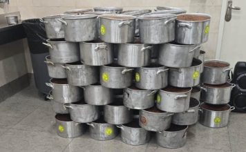 Yerushalmi kugel pots ready for a Kiddush. (Photo: Moshe Weisberg)